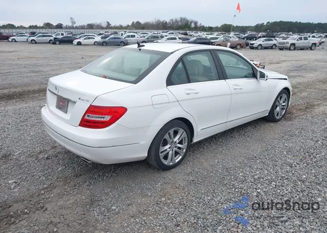 2013 Mercedes-Benz C 300 Luxury 4Matic z USA, uszkodzony, nr VIN WDDGF8AB7DR255327